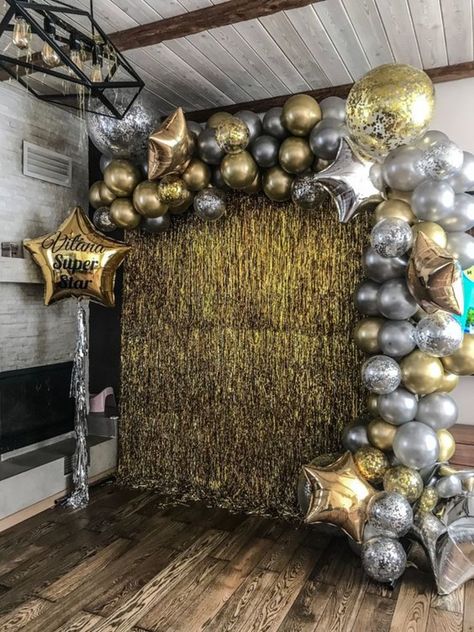 Gold Fringe Backdrop With Balloons, Surprise Party Decorations, Combined Birthday Parties, Pretty Christmas Decorations, New Years Eve Party Ideas, 21st Birthday Decorations, Shimmer Wall, New Year's Eve Celebrations, Birthday Balloon Decorations