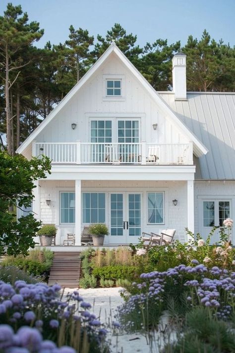 White Beach Cottage, Beach Cottage Exterior, Cottage Exterior, Beachy Decor, Seaside Cottage, House Siding, White Cottage, Beach House Design, White Beach