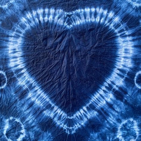 How to make a tie dye heart Heart Shape Tie Dye, How To Tie Dye A Heart Shape, Diy Tie Dye Blanket, Diy Tie Dye Heart, Tye Dye Ideas, Heart Tye Dye, Unique Tie Dye Patterns, How To Make A Tie, Tie Dye Sheets