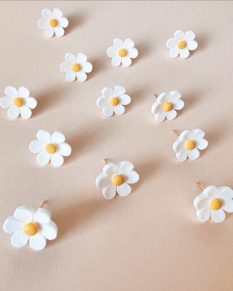 Crea Fimo, Clay Designs, Polymer Clay Gifts, Clay Keychain, Polymer Clay Flower Jewelry, Diy Earrings Polymer Clay, Handmade Clay Jewelry, Daisy Studs, Polymer Clay Diy