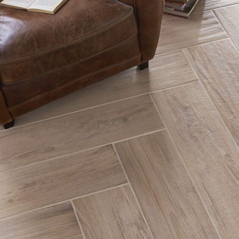 Carrelage imitation parquet : 8 bonnes raisons de l'adopter Hardwood Floors, New Homes, House Styles, Architecture, Home Decor, Home Décor