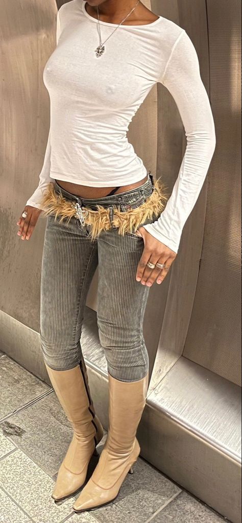 Fur Belt Outfit, Low Rise Jeans With Belt, Fashion Girlies, Fur Belt, Big Buckle Belt, Buckle Outfits, Low Waisted Jeans, Low Waist Jeans, Skirt Belt