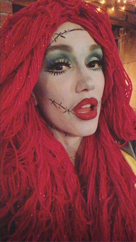 Hollywood Horror Nights, Gwen Stefani And Blake Shelton, Gogo Squeez, Gwen And Blake, Haunted Hayride, Celebrity Halloween, Gwen Stefani And Blake, Celebrity Halloween Costumes, Lisa Rinna