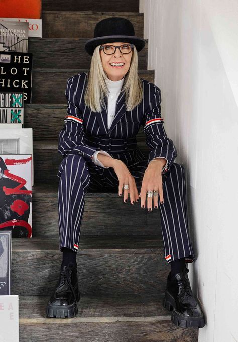 Diane Keaton's New Eyewear Collection with Look Optic Diane Keaton Style Outfits, Diane Keaton Style, Diane Keaton Hairstyles, Casual French Style, Ageing Gracefully, Casey Affleck, Diane Keaton, Sports Awards, Role Model