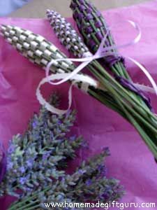 Lavender Weaving, Lavender Ideas, Garden Homestead, Witches Garden, Scrub Homemade, Lavender Wands, Embroidery Styles, Lavender Crafts, Wedding Wands