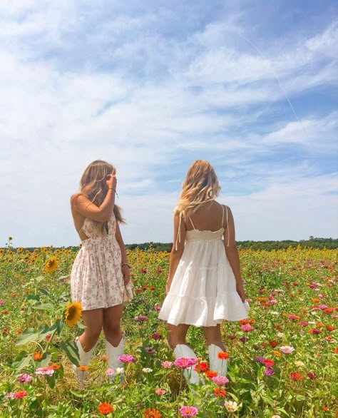 Cute Poses In Flower Field, Best Friend Garden Photoshoot, Best Friend Photoshoot Flower Field, Cute Spring Pictures, Spring Friend Photoshoot, Flower Field Picture Ideas, Flower Field Photoshoot Friends, Flower Field Senior Photos, Spring Asthetics Photos