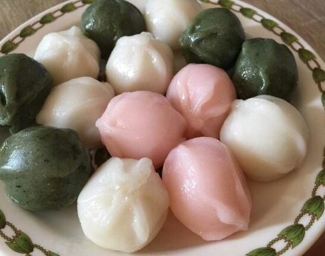 Tteok - Traditional Korean sweet rice cakes Korean Rice Cake Dessert, Korean Traditional Aesthetic, Korean Tteok, Rice Cakes Korean, Korean Treats, Rice Cake Korean, Korea Dessert, Korea Snack, Korean Rice Cakes