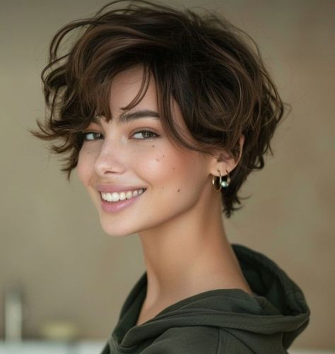 Side Parting Short Hair, Pixie Hairstyles For Thinning Hair, Side Cut Hairstyles Woman, Short Hair Hairstyles Curly, 2024 Short Hair, Cool Bob Haircut, Short Feminine Hair, Pixie Hairstyle Women, Pixie Haircut Hairstyles