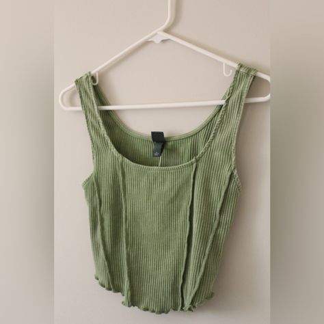 This Green Tank Has Never Been Worn. It Is A Cropped Fit Tank Top With A Gorgeous Green Color. It Is Perfect For Summer Or To Layer Over In The Colder Months! Green Tank Top, Green Tank, Jewelry Outfit, Green Tops, Wild Fable, Workout Tank Tops, Strip Lighting, Green Color, Green Colors