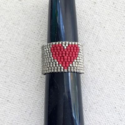 Diy Beaded Rings, Lisa Yang, Diy Bracelets Tutorials, Wire Jewelry Making, Beadwork Designs, Jewerly Beads, Ring Tutorial, Beaded Bracelets Tutorial, Fancy Beads