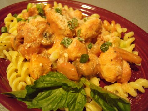 Italian Gigi Sauce With Chicken and Pasta Italian Chicken Pasta Recipes, Pasta Photo, Italian Chicken Pasta, Chicken And Pasta, Condensed Tomato Soup, Light Sauce, Recipes Italian, Italian Chicken, Chicken Pasta Recipes