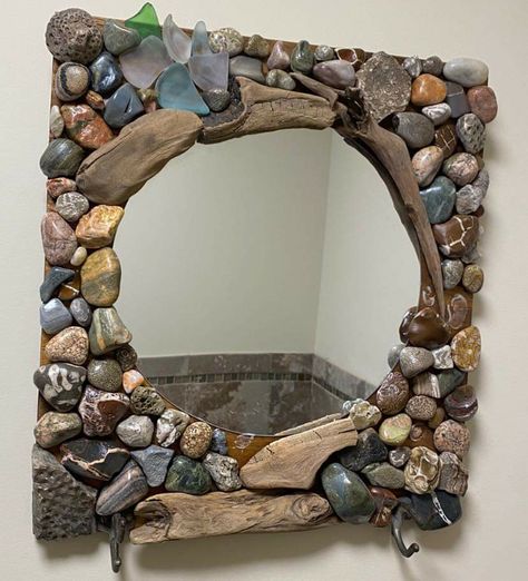 River Rock Crafts, Rock Crafts Diy, Driftwood Art Diy, Stone Wall Art, Summer Mantle, Decorating Ideas For The Home, Driftwood Crafts, Sea Glass Crafts, Summer Decorating Ideas