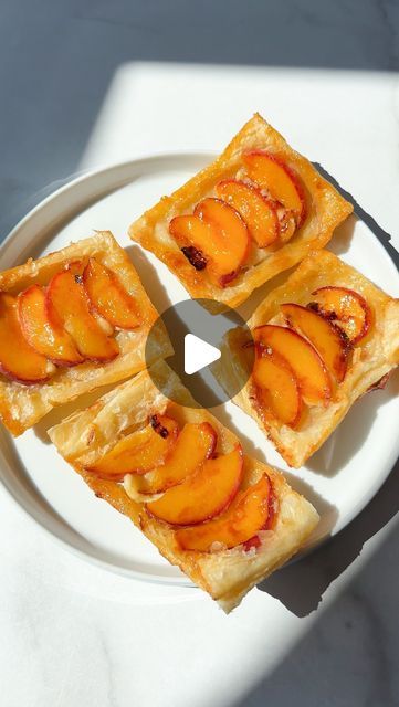 Honey And Brie, Upside Down Tart, Peach Brie, Brie Puff Pastry, Peach Recipes, Fresh Peaches, Peach Recipe, Puff Pastry Recipes, Finger Food Appetizers