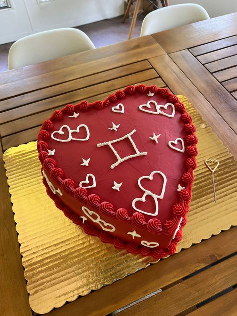 Gemini Cake Ideas, Gemini Birthday Cake, Gemini Cake, Red And White Cake, Cake Reference, 17 Cake, Small Birthday Cakes, Cake Cute, Solar Return