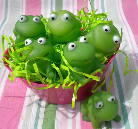 #Frog Party Supplies -Frog Squirters http://www.apartysource.com/ Kids Pool Party Ideas, Pool Party Ideas For Kids, Frog Party Ideas, Frog Bathroom, Tiana Party, Frog Nursery, Kids Pool Party, Tiana Birthday Party, Frog Baby Showers