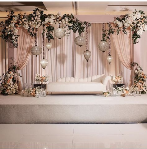 Sunday Checklist, Reception Stage Decor, Simple Stage Decorations, Night Wedding Decor, Wedding Stage Decor, Wedding Car Decorations, Reception Backdrop, Wedding Reception Backdrop, Lights Wedding Decor