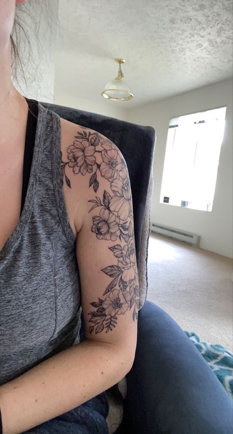 Floral Bicep Tattoo Half Sleeves, Poppy Half Sleeve Tattoo, Peony Poppy Tattoo, Poppy Shoulder Tattoos For Women, Peony Arm Sleeve, Black And Grey Floral Tattoo Shoulder, Front Bicep Tattoo Women, Poppy Flower Sleeve Tattoo, Floral Cap Sleeve Tattoo