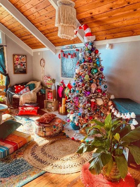 Boho Christmas Lights Outdoor, Bright Boho Christmas Decor, Funky Bohemian Living Room, Eclectic Decor Christmas, Retro Boho Christmas, Funky Christmas Decor Bohemian, Boho Hippie Christmas Tree, Boho Vintage Christmas, Moroccan Christmas Decor