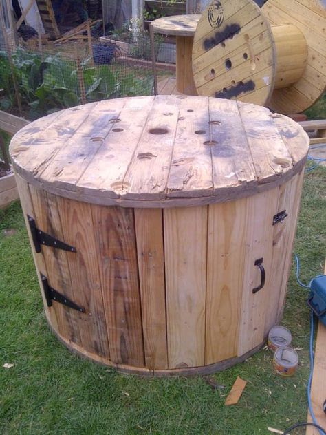 diy cable spool duck house                                                                                                                                                                                 More Wooden Spool Ideas, Electrical Spools, Wire Spool Tables, Cable Spool Furniture, Cable Spool Tables, Wooden Spool Tables, Wooden Cable Spools, Wooden Spool Projects, Spool Ideas