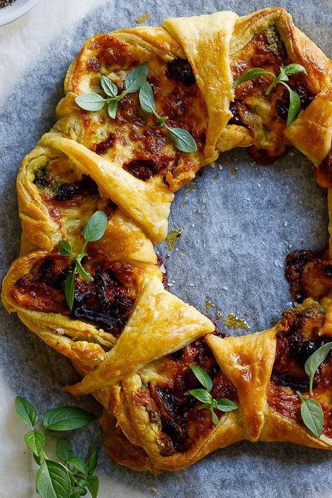 Sun-dried tomato basil mozzarella wreath - Simply Delicious. #food #recipe #christmas #christmasfood #festive #gameday #pastry #vegetarian #caprese #wreath Mozzarella Wreath, Caprese Wreath, Pastry Wreath, Wreath Recipe, Basil Mozzarella, Career Girl Daily, Career Girl, Daily Recipes, Puff Pastry Recipes