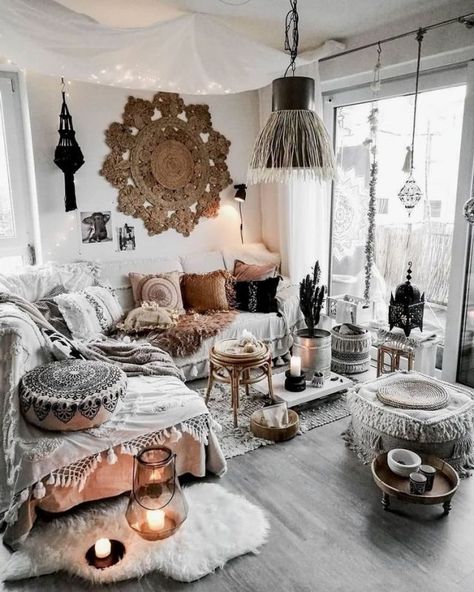 Bohemian Bedrooms, Modern Bohemian Living Room, Bohemian Living Room Decor, Furnitur Ruang Keluarga, Decor Organization, Bohemian Living Rooms, Porch Makeover, Bohemian Living, Bohemian Living Room