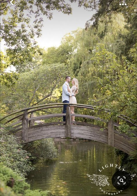 Garden Photography Couple, Fort Worth Botanical Gardens Photography, Couple Photo Poses In Garden, Cupples Poses, Japanese Garden Engagement Photos, Couple Photography Poses Garden, Pre Wedding Garden Photo Ideas, Garden Pre Wedding Photoshoot, Couple Poses In Garden