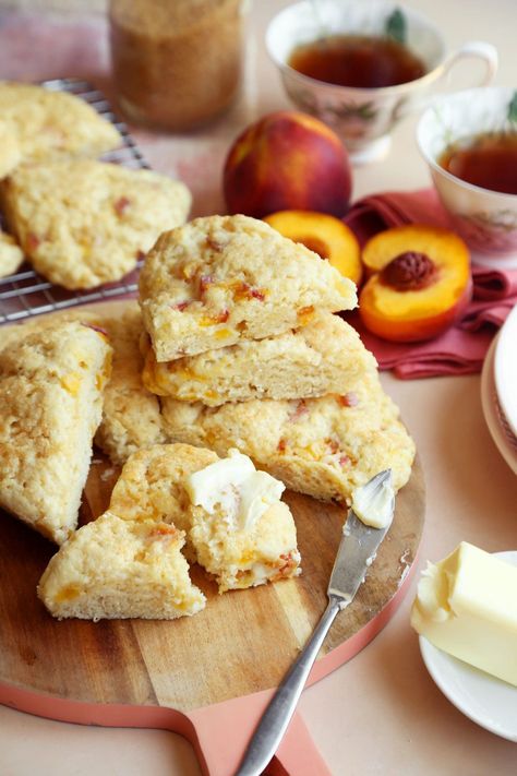 The easiest scone recipe made with heavy cream instead of butter, fresh peaches and a sprinkle of raw sugar. Peaches And Cream Scones, Brown Sugar Peaches, Peach Scones, Scones Recipe Easy, Scones Easy, Joy The Baker, Cream Scones, Blueberry Scones, Fresh Peaches