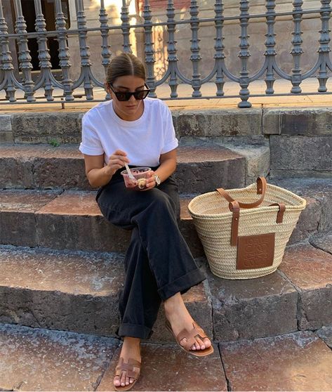 Loewe Raffia Bag Street Style, Celine Raffia Bag Outfit, Loewe Straw Bag Outfit, Loewe Basket Bag Outfit, Woven Bag Outfit, Raffia Bag Outfit, Old Money Outfits Fall, Best Friends Gift Ideas, Coquette Outfit Ideas