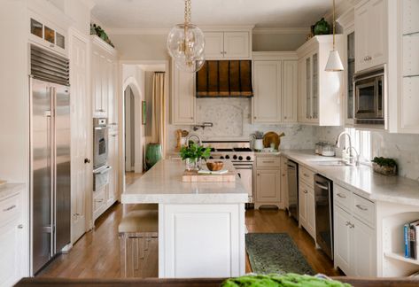 Kitchen of the Week: Refaced Cabinets and Fresh Style Replacing Cabinets, Kitchen Refacing, Tuscan Style Homes, Refacing Kitchen Cabinets, Cabinet Refacing, Small Pantry, Kitchen Family Rooms, Island With Seating, Quality Cabinets