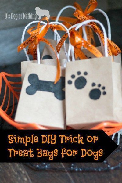 Diy Trick Or Treat Bags, Halloween Dog Treats, Halloween Treat Bags Diy, Halloween School Treats, Dogs Diy Projects, Dog Treat Bag, Halloween Treat Bags, Dog Crafts, Dog Hacks