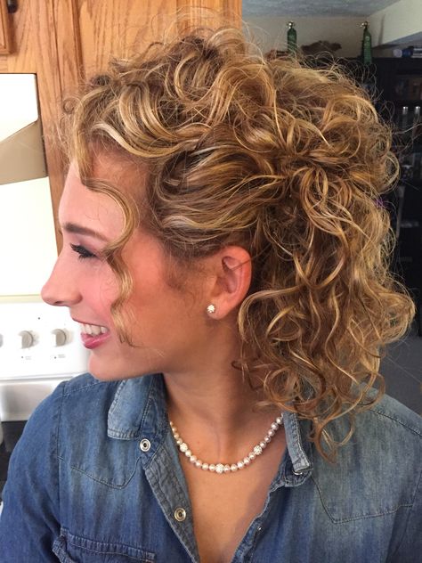 Mob Hair Styles For Curly Hair, Mid Length Curly Hair Wedding Styles, Updos For Curly Hair Natural Curls, Chic Wedding Hair, Curl Updo, Naturally Curly Hair Updo, Mid Length Curly Hairstyles, Curly Hair Dos, Curly Bridal Hair