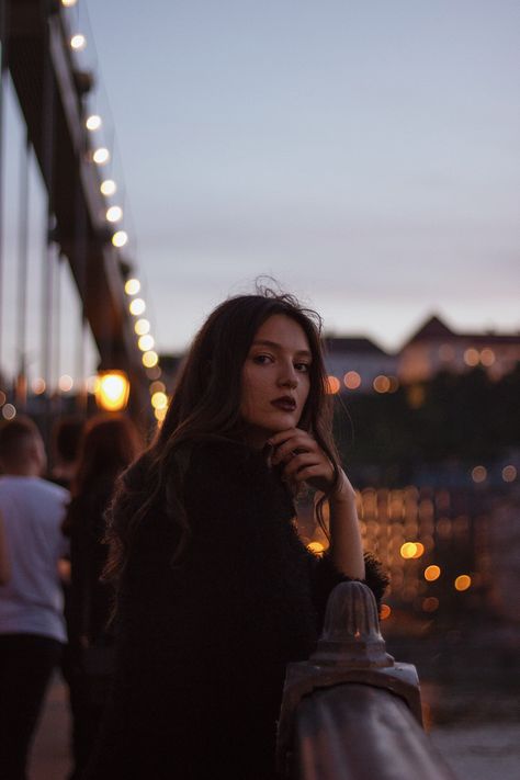 Brooklyn Bridge Portrait, Night City Senior Picture Ideas, Photoshoot Ideas City Style, Outdoor City Photoshoot, City Photo Shoot Ideas, Bridge Portrait Photography, Riverwalk Photoshoot, Sunset City Photoshoot, Photoshoot City Ideas