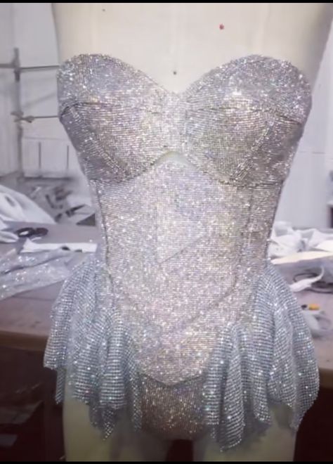 Concert Performance Outfit Ideas, Silver Performance Outfit, Ariana Grande Stage Outfits, Performance Outfits Singing, Silver Body Suit, Sparkly Costume, Diamond Costume, Wedding Dress Drawings, Silver Bodysuit