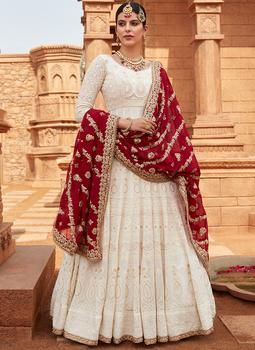 Lakhnavi Anarkali, White Indian Wedding Dress, White Anarkali Dress, Off White Anarkali, Maroon Dupatta, Indian Suits For Women, Bridal Anarkali, White Frock, White Anarkali