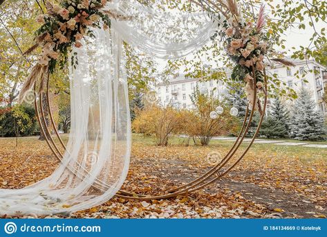 Round Wedding Arbor, Round Wedding Arch Ideas, Circular Arbor, Wedding Walls, Wedding Arch Circle, Wedding Arch Round, Round Arch Backdrop, Beach Wedding Pics, Arch Backdrops