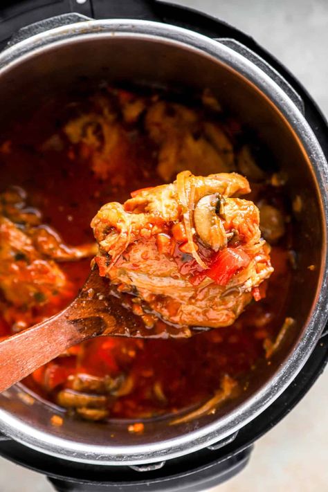 This Instant Pot Chicken Cacciatore Recipe is a hearty, veggie-packed meal that's ready in just 20 minutes! It features tender chicken, onion, carrot, bell pepper, and mushroom doused in a savory tomato sauce. Chicken Cattitore, Instant Pot Chicken Cacciatore Recipe, Instant Pot Chicken Cacciatore, Chicken Cacciatore Recipe, Chicken Cacciatore, Tender Chicken, Gluten Free Pasta, Chicken Legs, Instant Pot Chicken