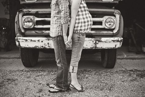 Vintage Truck Christmas, Winter Maternity Photos, Maternity Photography Couples, Maternity Shoots, Maternity Photoshoot Poses, Winter Maternity, Fall Maternity, Little Life, Maternity Poses