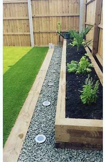 House Siding Landscaping, Easy Cheap Front Yard Landscaping, Flower Bed Wood Border Ideas, Small Garden Bed Ideas Front Yards, Simple Small Backyard Landscaping, Simple Patio Decor, Galvanized Planter Ideas, Corner Landscaping Ideas Backyard, Garden Bed Along Fence