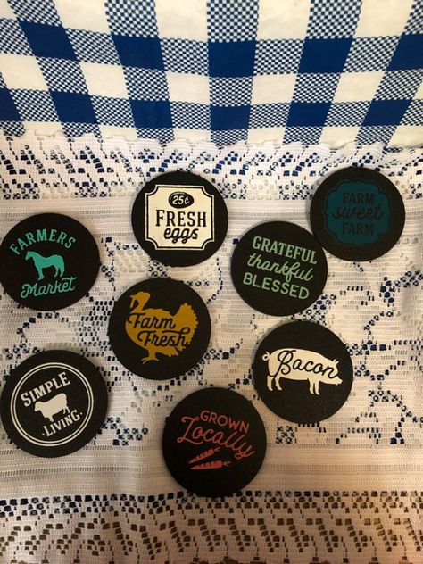 Farmhouse Magnets, Magnets Cricut, Primitive Mason Jars, Lid Crafts, Mason Jar Lids Crafts, Jar Lid Crafts, Mosaic Mirror Frame, Magnet Ideas, Thrift Store Upcycle