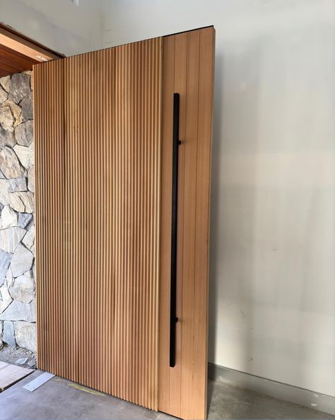 Japandi Door, Entry Door Designs, Modern Entrance Door, Modern Wooden Doors, 90s Home, Stylish Doors, Wood Exterior Door, Home Door Design, Doors Interior Modern