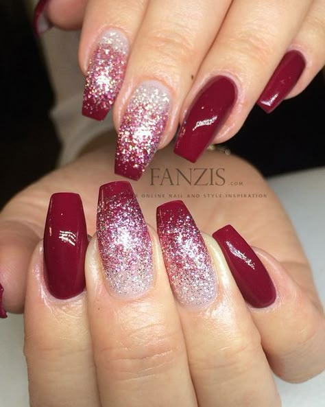 easy christmas nail art designs Nail Design Glitter, Glitter Manicure, Valentine Nails, Ombre Nails Glitter, Christmas Nails Easy, Nail Designs Valentines, Christmas Nail Art Designs, Red Nail Designs, Christmas Nails Acrylic