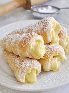 Italian Cream Stuffed Cannoncini, Cream Stuffed Cannoncini, Pastries Recipes Dessert, Kek Lapis, Puff Pastry Desserts, Italian Cream, Puff Pastry Recipes, Pastry Desserts, Italian Desserts