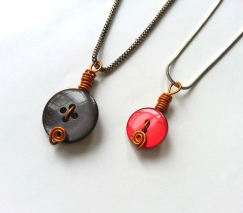 Make Simple Button Pendants Button Jewellery, Button Creations, Dorset Buttons, Bijoux Fil Aluminium, Handmade Jewlery, Button Necklace, Diy Buttons, Repurposed Jewelry, Recycled Jewelry