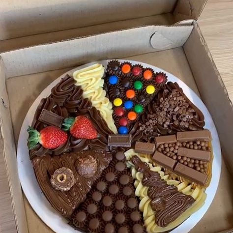 Brownie Pizza, Sweet Pizza, Chocolate Pizza, Pizza Cake, Dessert Pizza, Cute Desserts, Food Platters, Brownie Recipes, Cafe Food