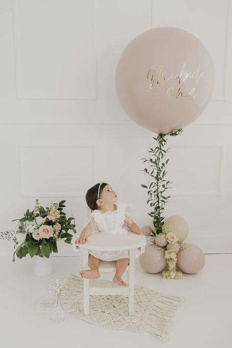 Timeless 1st Birthday Photos, Smash Cake Girl Ideas, Boho 1st Birthday Photoshoot, First Birthday Photo Shoot Ideas Studio, Boho First Birthday Photoshoot, Babygirl First Birthday, 1st Bday Photoshoot, First Birthday Cake Smash Photoshoot, Simple Cake Smash