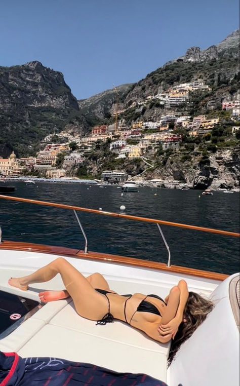 Positano Picture Ideas, Lancha Aesthetic, Positano Photo Ideas, Foto In Barca, Yachts Girl, Yacht Week, Pool Poses, Summer Picture Poses, Italy Summer