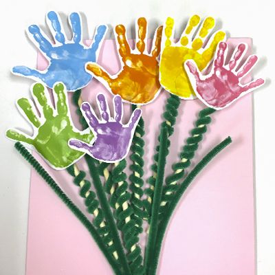 Mother's Day Handprint Bouquet - Craft Project Ideas Handprint Bouquet, Hand Print Flowers, Summer Preschool Activities, Craft Project Ideas, Thanksgiving Crafts Preschool, Footprint Art, Mothers Day Crafts For Kids, Church Crafts, Kindergarten Crafts