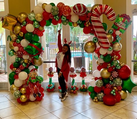 Christmas Balloons Arch Christmas Party Backdrop, Christmas Arch, Christmas Balloon Decorations, Holiday Balloons, Deco Ballon, Christmas Balloons, Birthday Balloon Decorations, Christmas Backdrops, Balloon Columns