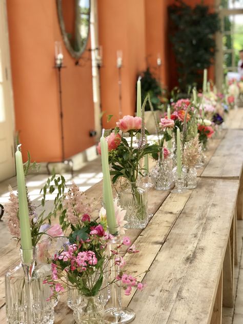 Wedding Village Style, Farmstyle Wedding Ideas, Floral Party Table Decor, Wildflowers And Candles Wedding, Wild Flower Table Decor, Garden Party Candles, Wildflower Candle Centerpiece, Round Table Wedding Tablescapes, Wild Flower Table Setting