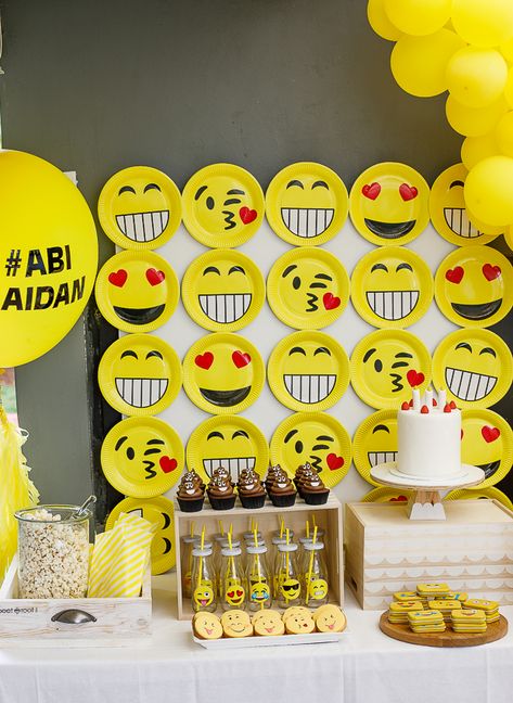 Emoji birthday party table #emojiparty #emojibirthday #birthdaycake #birthdayparty #party #partyplanning #partyfood #partydecor Smiley Decor, Epic Emoji, Emoji Decorations, Emoji Cake, Emoji Birthday Party, Dinosaur Birthday Party Decorations, Movie Birthday Party, Kids Themed Birthday Parties, Emoji Party